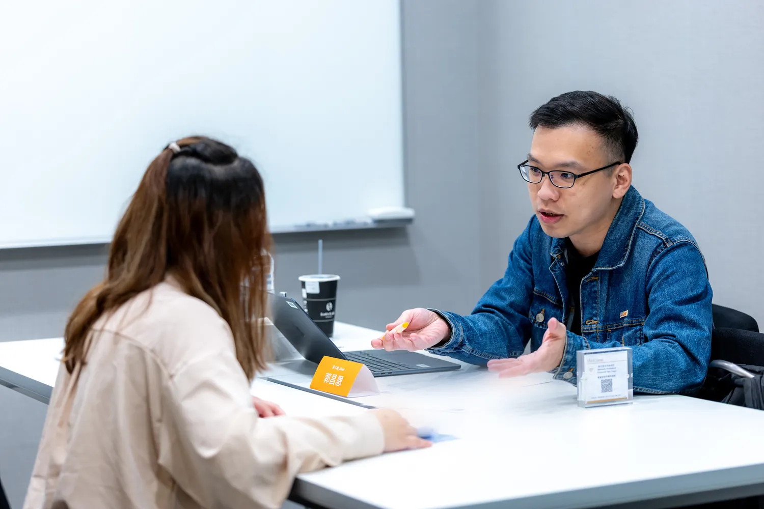 郭昌恩與案主進行一對一職涯諮詢